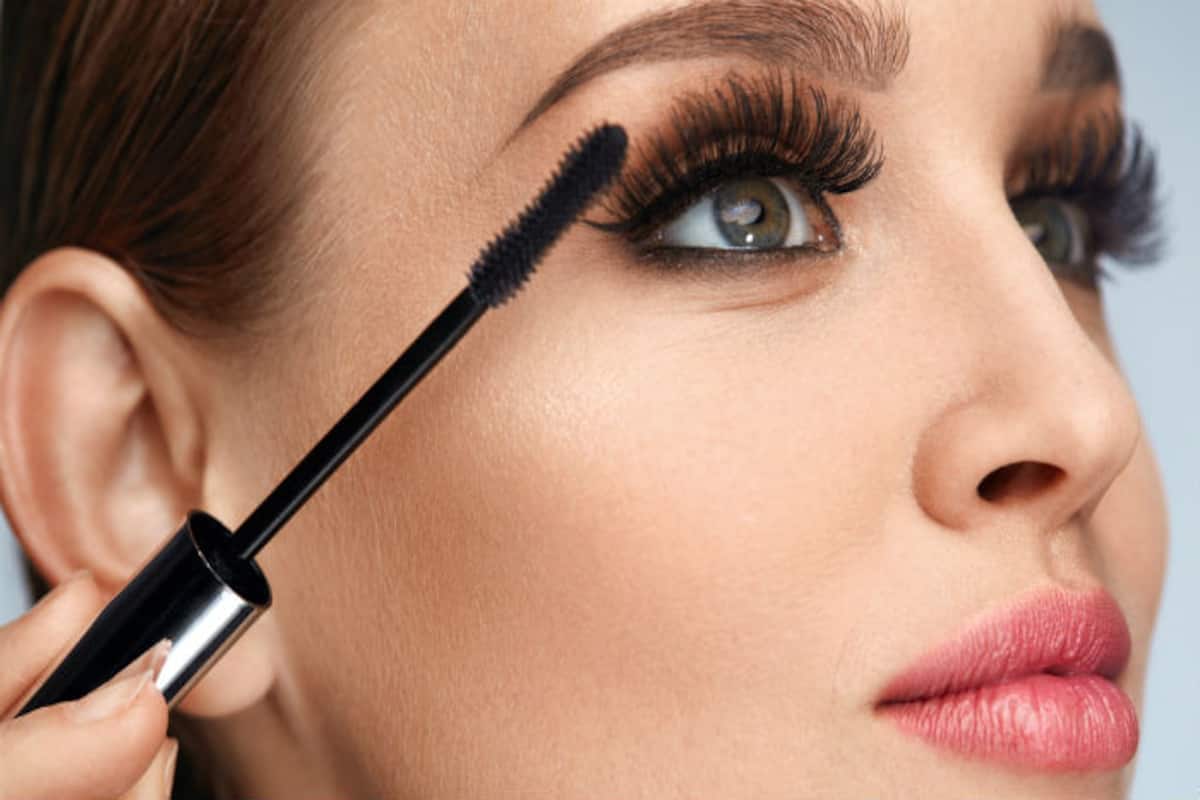 How to mascara: Step-by-step to apply mascara perfectly to make your eyes | India.com
