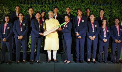 indian cricket team formal dress This vintage photograph features the Indian cricket team squad during their tour of Australia in 1980-81. Sunil Gavaskar led the team as captain, pictured in the center of the front row. The
