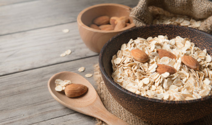 Almond and oatmeal face mask to prevent breakouts