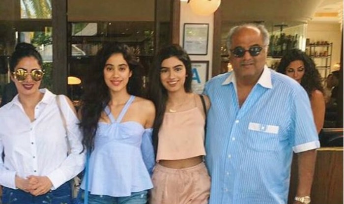 Jhanvi Kapoor And Khushi Kapoor Look Stunning As They Pose For A ...