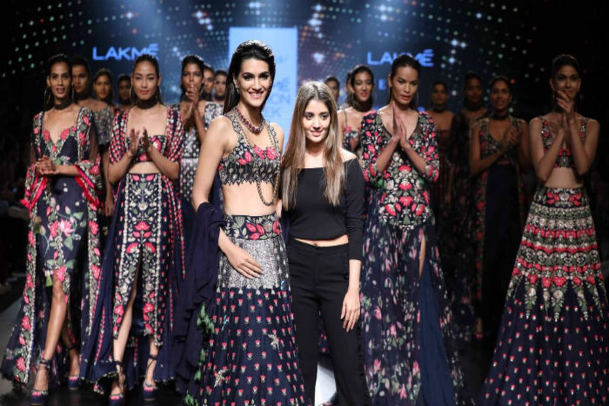 Kriti Sanon Dazzles At Arpita Mehta S Midnight Muse Show At Lakme Fashion Week 2017 India Com Some of my family looked uncomfortable. lakme fashion week 2017