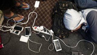 when mobile battery is full alarm will notify | बैटरी फुल होते ही फोन में बज उठेगा अलार्म, सफर के दौरान चोरी होने का डर भी खत्म when mobile battery is full alarm will notify | बैटरी फुल होते ही फोन में बज उठेगा अलार्म, सफर के दौरान चोरी होने का डर भी खत्म