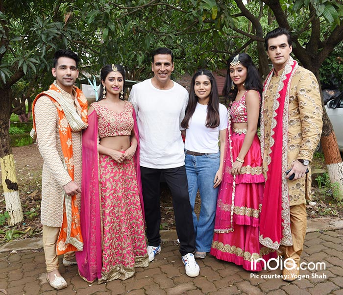 Akshay-Kumar-&-Bhumi-Pednekar-with-Kartik,-Naira,-Kirti-&-Naksh-2