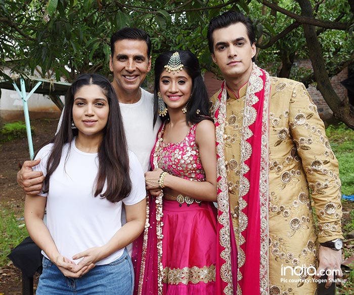 Akshay-Kumar-&-Bhumi-Pednekar-with-Kartik-&-Naira