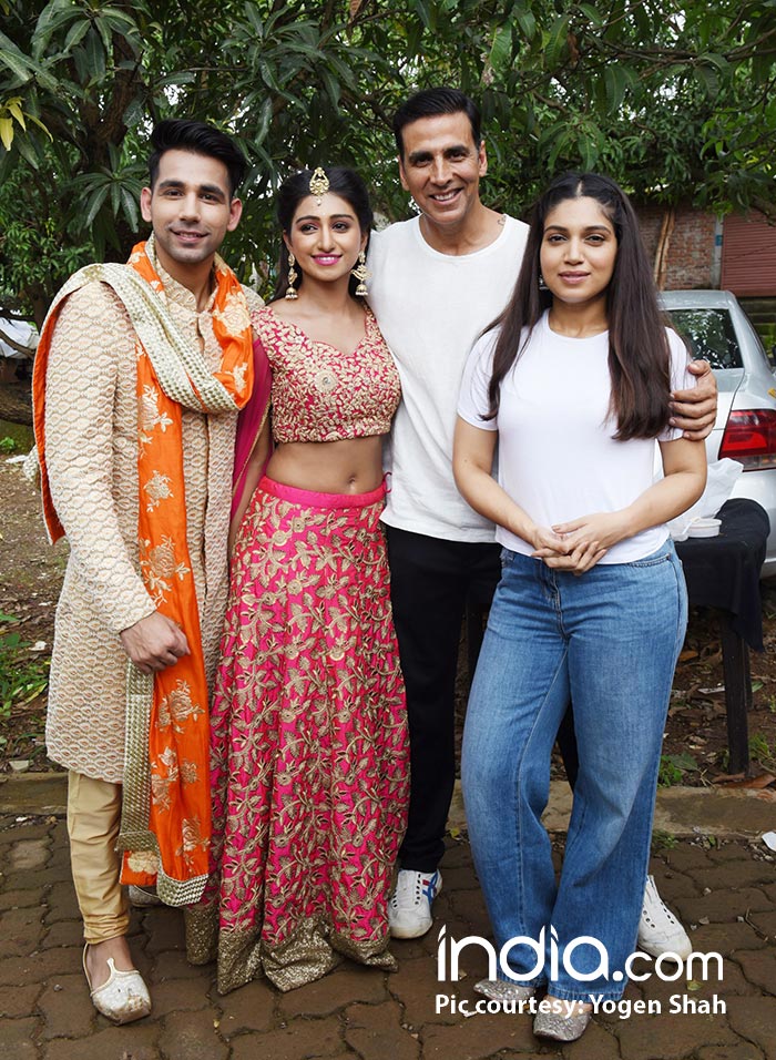 Akshay-Kumar-&-Bhumi-Pednekar-with-Kirti-&-Naksh