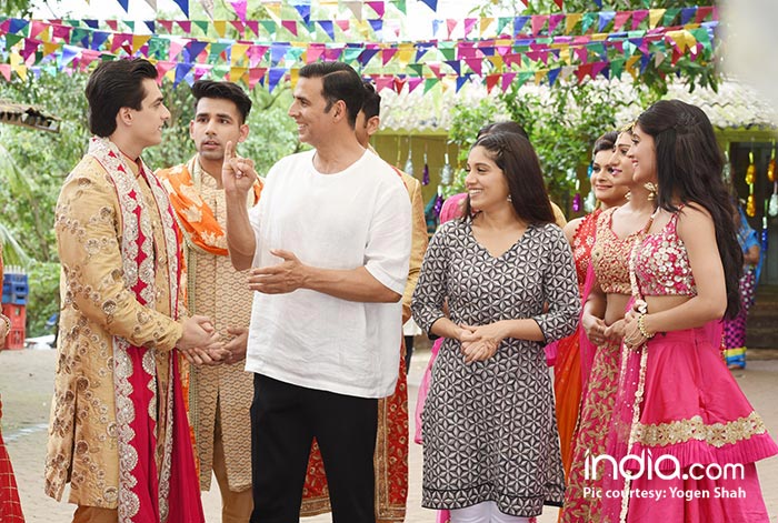 Akshay-Kumar-&-Bhumi-were-seen-shooting-with-the-cast-of-Yeh-Rishta