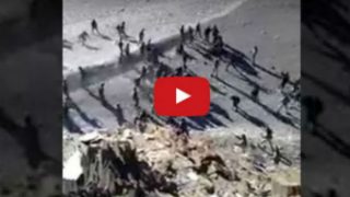 VIDEO: Indian and Chinese soldiers clashing at Pangong lake in Ladakh | भारत आणि चीनच्या सैनिकांत धक्काबुक्की VIDEO: Indian and Chinese soldiers clashing at Pangong lake in Ladakh | भारत आणि चीनच्या सैनिकांत धक्काबुक्की