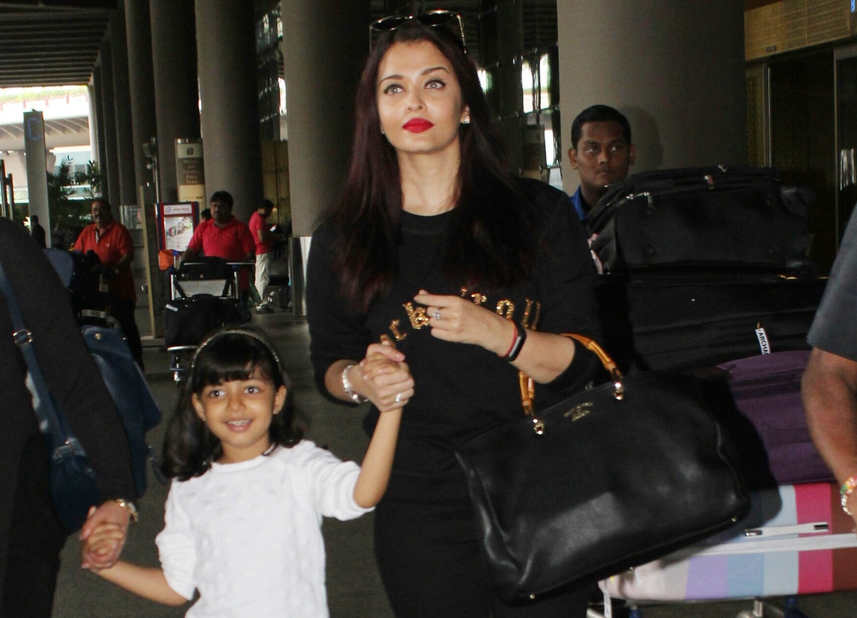 Aishwarya Rai Bachchan And Aaradhya Look Cheerful As They Return From ...