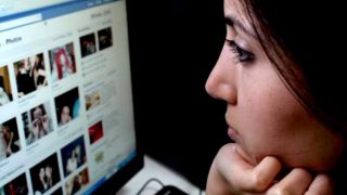 Your social media photos can indicate signs of depression | आता सोशल मीडिया सांगणार तुमचं डिप्रेशन Your social media photos can indicate signs of depression | आता सोशल मीडिया सांगणार तुमचं डिप्रेशन