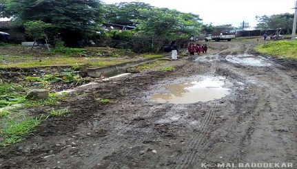 मुख्य रास्ते से स्कूल जा रहे बच्चे और बारिश के बाद सड़क की स्थिति.
