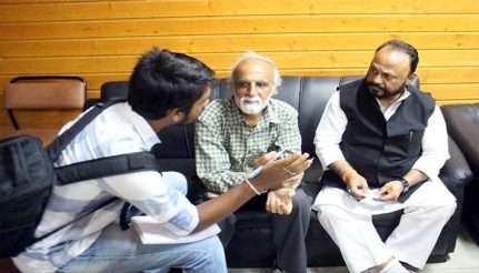 अमरावती सांसद आनंद राव अडसुल, झोलंबा की समस्या की चर्चा के दौरान.