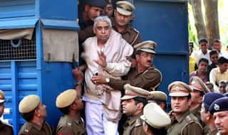 कोर्ट ने स्वयंभू संत रामपाल दो केसों में किया बरी, चलता रहेगा हत्या और देशद्रोह का केस