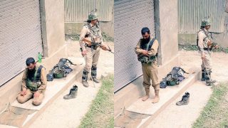 Kashmir Police jawan offering namaz CRPF Jawan standing to guard him Picture Viral | Kashmir Viral Picture: पुलिस का जवान पढ़ रहा है नमाज़ और सीआरपीएफ जवान कर रहा है हिफाज़त Kashmir Police jawan offering namaz CRPF Jawan standing to guard him Picture Viral | Kashmir Viral Picture: पुलिस का जवान पढ़ रहा है नमाज़ और सीआरपीएफ जवान कर रहा है हिफाज़त
