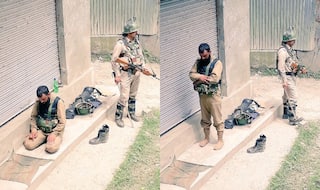 Kashmir Viral Picture: पुलिस का जवान पढ़ रहा है नमाज़ और सीआरपीएफ जवान कर रहा है हिफाज़त