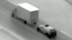 Romanian gang attempt truck robbery from bonnet of moving car watch shocking video | Video:100 किलोमीटर की स्पीड से चल रही वैन से चोरी, फिल्मों में ही देखा होगा ऐसा सीन