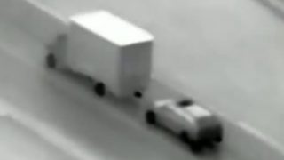 Romanian gang attempt truck robbery from bonnet of moving car watch shocking video | Video:100 किलोमीटर की स्पीड से चल रही वैन से चोरी, फिल्मों में ही देखा होगा ऐसा सीन Romanian gang attempt truck robbery from bonnet of moving car watch shocking video | Video:100 किलोमीटर की स्पीड से चल रही वैन से चोरी, फिल्मों में ही देखा होगा ऐसा सीन