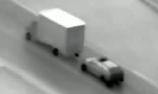 Video:100 किलोमीटर की स्पीड से चल रही वैन से चोरी, फिल्मों में ही देखा होगा ऐसा सीन