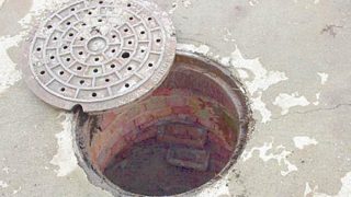 Three workers die cleaning sewer line in south delhi| नाल्यात सफाईसाठी उतरलेल्या तिघांचा मृत्यू Three workers die cleaning sewer line in south delhi| नाल्यात सफाईसाठी उतरलेल्या तिघांचा मृत्यू