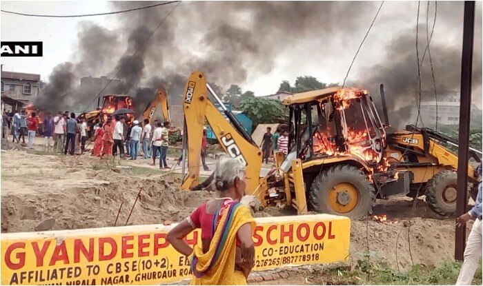 Patna: clash between locals and police during anti-encroachment drive in rajiv nagar | पटना में अतिक्रमण हटाने गई पुलिस से भिड़ी पब्लिक, कई गाड़ियों क