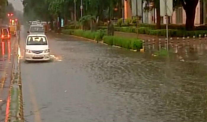 Heavy Rainfall in Delhi Causes Water Logging, Traffic Congestion; Cab ...