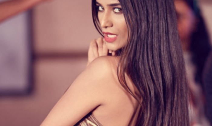 Dare To Bare! Poonam Pandey Flashes Cleavage In Her Latest Instagram