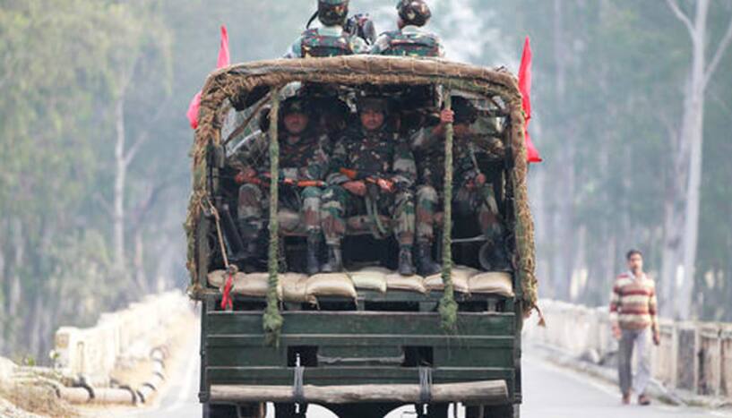 Army lodged counter FIR against the stone pelters from shopian | शोपियां फायरिंग: अब सेना ने पत्थरबाजों के खिलाफ दर्ज कराई काउंटर एफआईआर