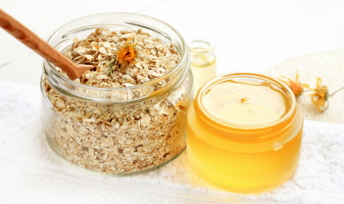Banana, honey and oatmeal face mask