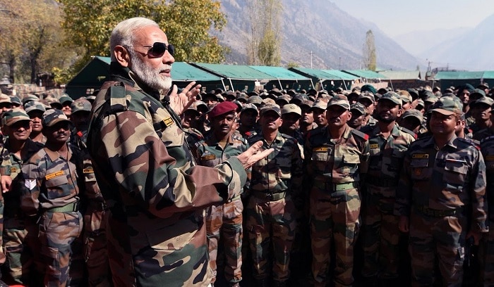 Digvijay Singh asked CDS and Defense Minister on PM Modi wearing army dress  said can any civilian or non-army personnel wear army uniform:पीएम मोदी के  'आर्मी ड्रेस' पहनने पर कांग्रेस नेता दिग्विजय