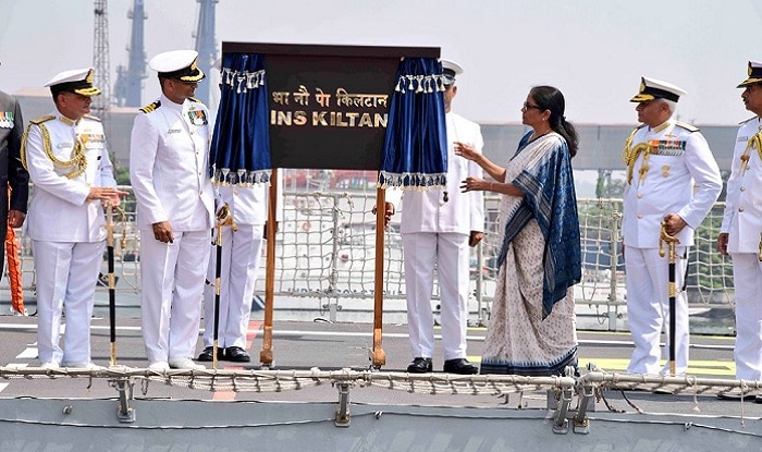 Nirmala Sitharaman unveils the plaque at the Commissioning Ceremony of the INS Kiltan at the Vizag Naval Dock Yard.