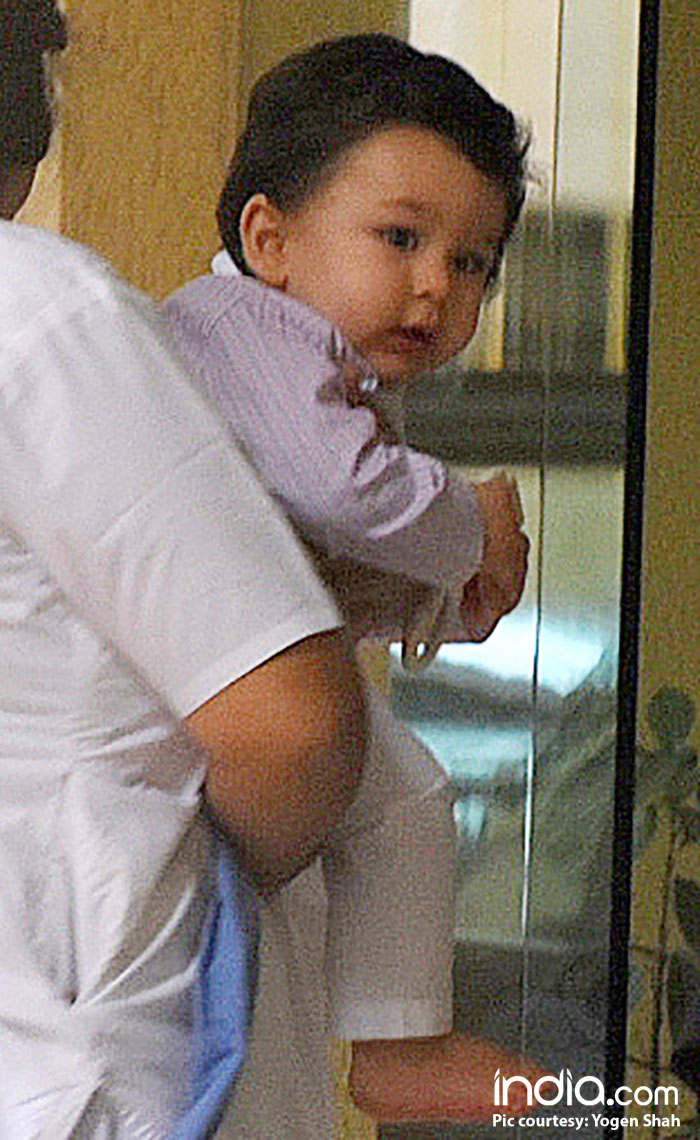 Taimur-Ali-Khan-snapped-at-Karisma-Kapoor-house-(1)