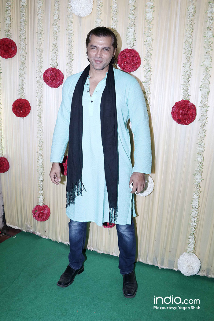 alia-bhatt-sidharth-malhotra-sonam-kapoor-,-sonakshi-etc-at-ekta-kapoor-party-at-krishna-bunglow-(10)