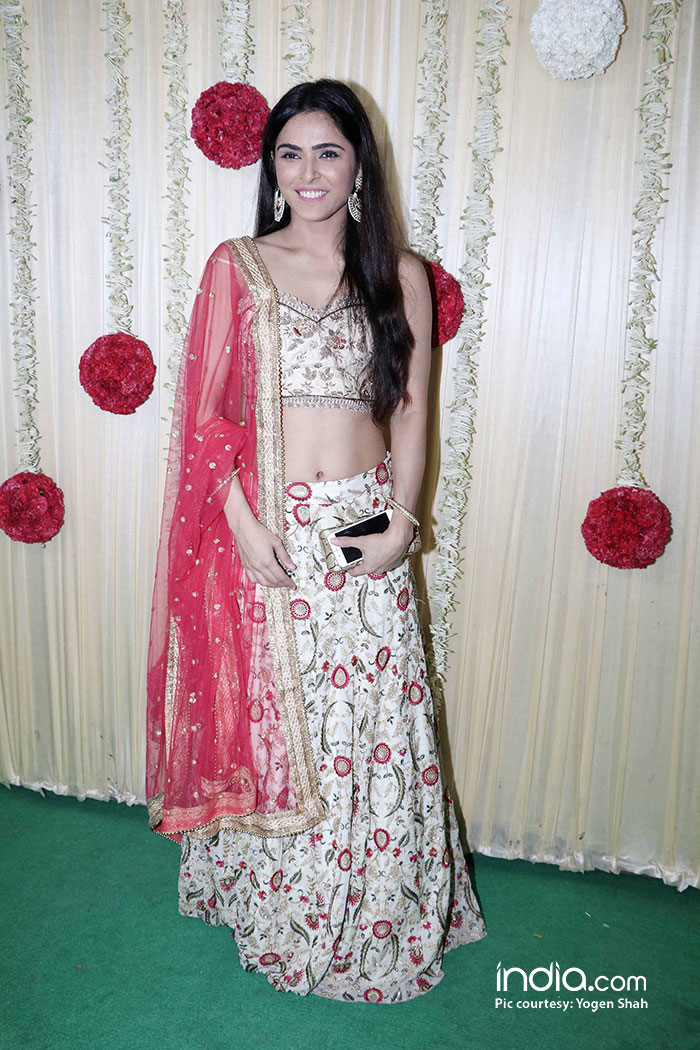 alia-bhatt-sidharth-malhotra-sonam-kapoor-,-sonakshi-etc-at-ekta-kapoor-party-at-krishna-bunglow-(11)-(1)