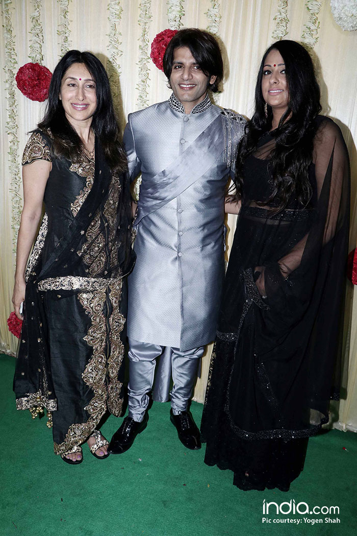 alia-bhatt-sidharth-malhotra-sonam-kapoor-,-sonakshi-etc-at-ekta-kapoor-party-at-krishna-bunglow-(12)