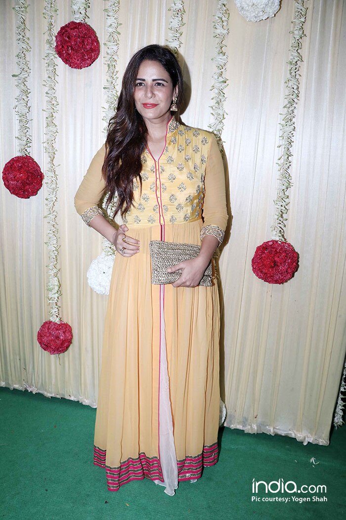 alia-bhatt-sidharth-malhotra-sonam-kapoor-,-sonakshi-etc-at-ekta-kapoor-party-at-krishna-bunglow-(14)-(1)