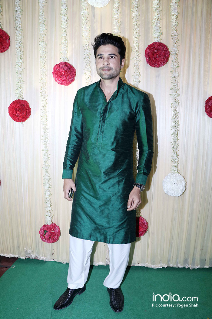 alia-bhatt-sidharth-malhotra-sonam-kapoor-,-sonakshi-etc-at-ekta-kapoor-party-at-krishna-bunglow-(14)