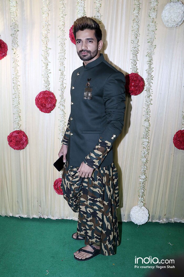 alia-bhatt-sidharth-malhotra-sonam-kapoor-,-sonakshi-etc-at-ekta-kapoor-party-at-krishna-bunglow-(15) (1)