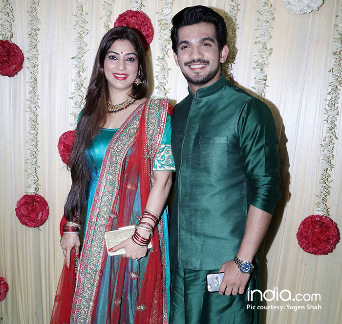 alia-bhatt-sidharth-malhotra-sonam-kapoor-,-sonakshi-etc-at-ekta-kapoor-party-at-krishna-bunglow-(17)