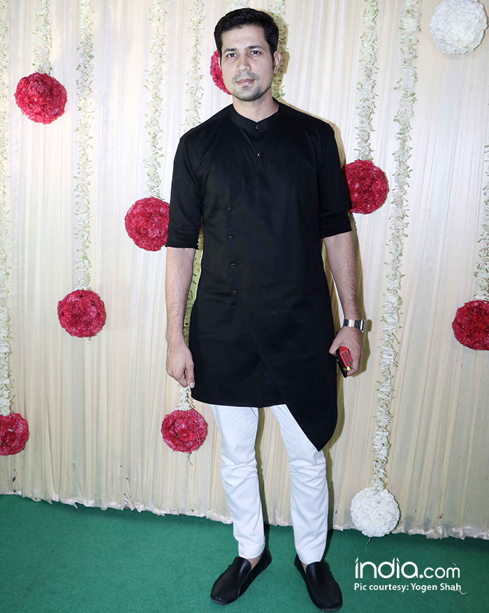 alia-bhatt-sidharth-malhotra-sonam-kapoor-,-sonakshi-etc-at-ekta-kapoor-party-at-krishna-bunglow-(20)