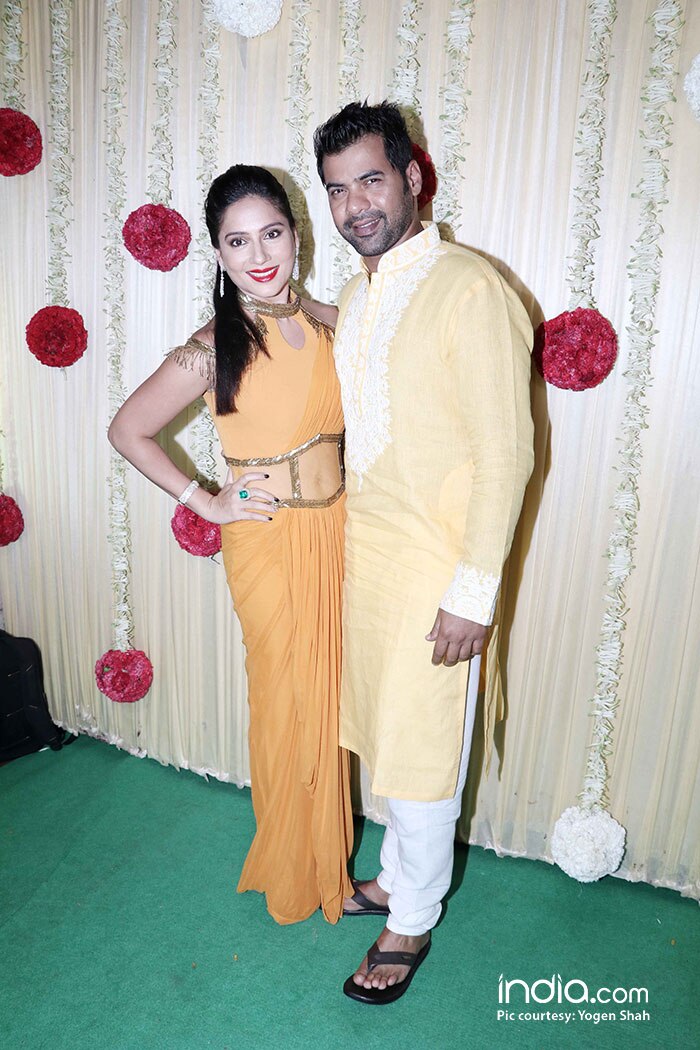 alia-bhatt-sidharth-malhotra-sonam-kapoor-,-sonakshi-etc-at-ekta-kapoor-party-at-krishna-bunglow-(24)