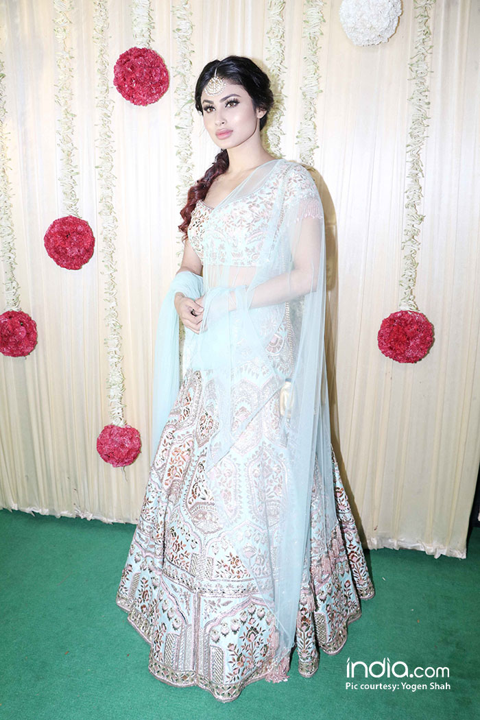 alia-bhatt-sidharth-malhotra-sonam-kapoor-,-sonakshi-etc-at-ekta-kapoor-party-at-krishna-bunglow-(7)