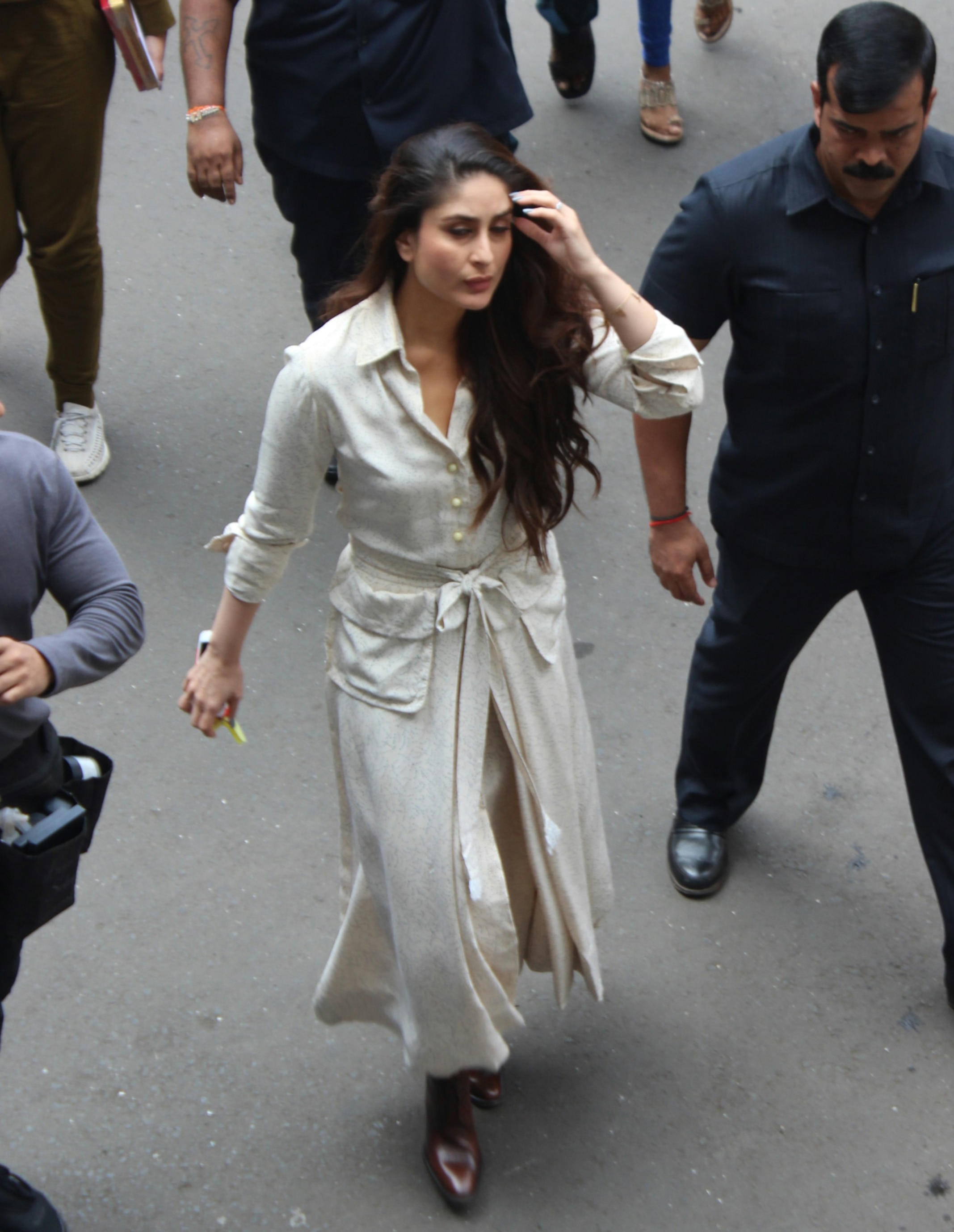 kareena kapoor,reha kapoor spotted at airport shotting for their next on 22 10 2017.pics yogen shah. (10)