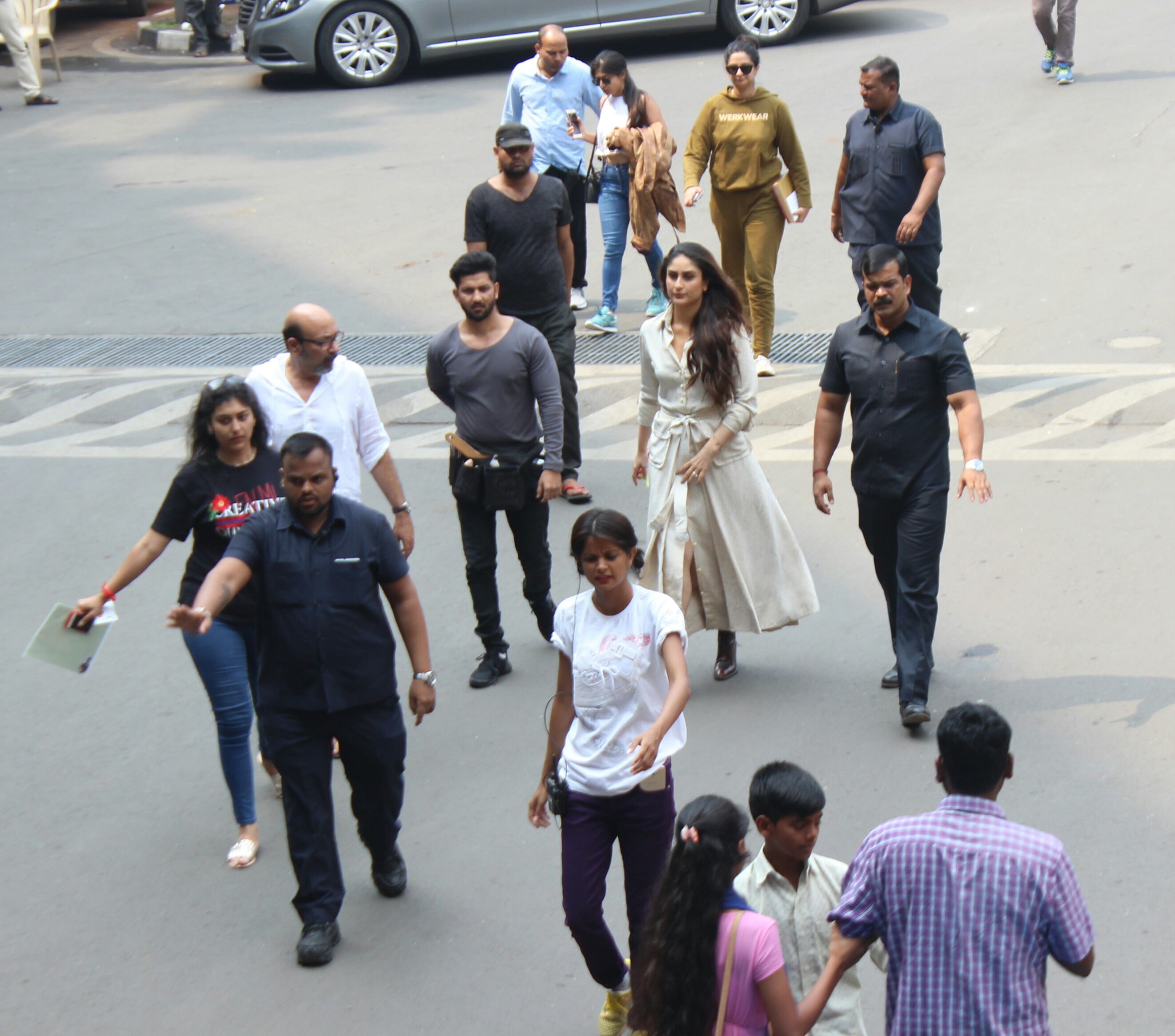 kareena kapoor,reha kapoor spotted at airport shotting for their next on 22 10 2017.pics yogen shah. (4)