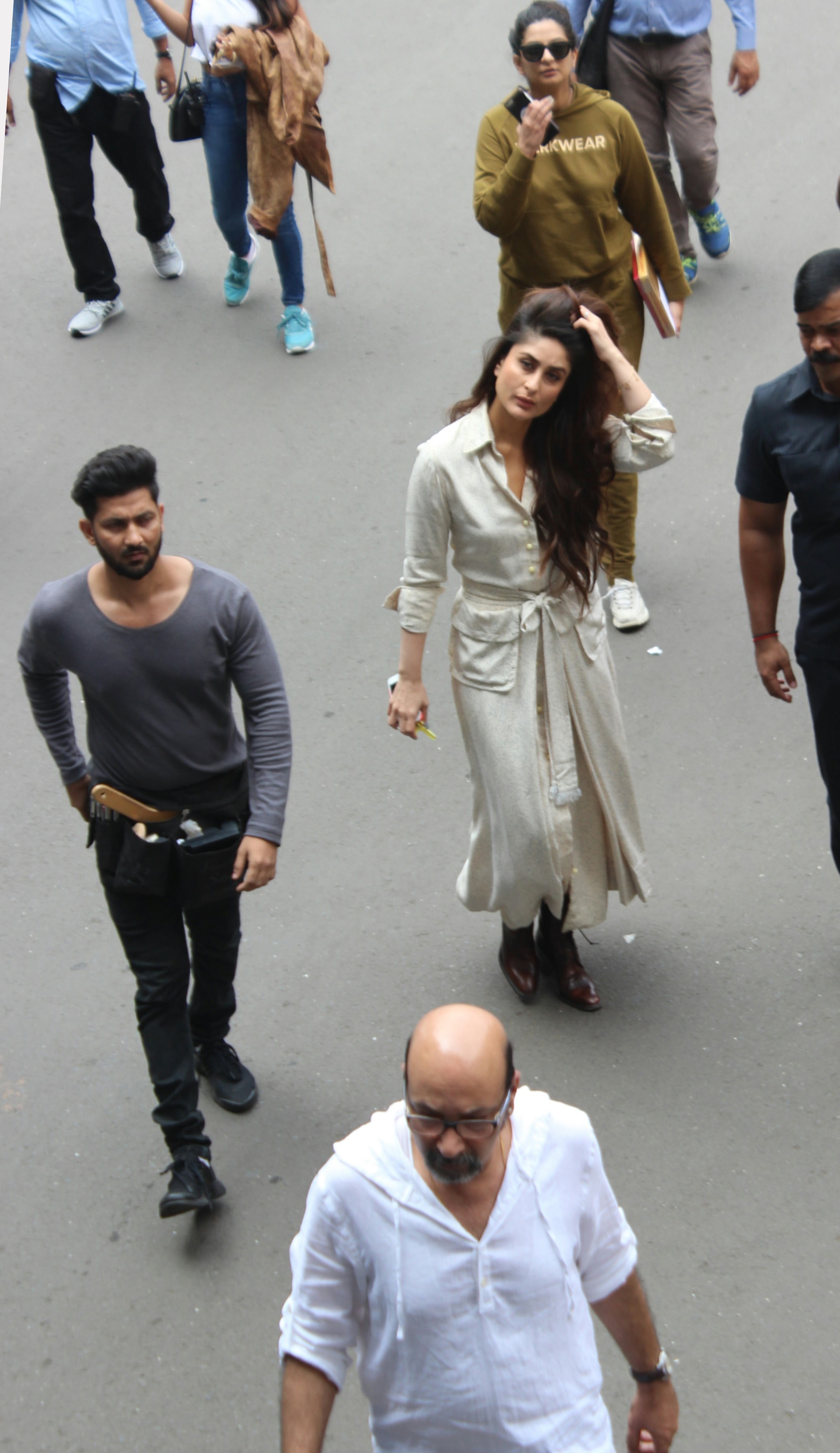 kareena kapoor,reha kapoor spotted at airport shotting for their next on 22 10 2017.pics yogen shah. (6)
