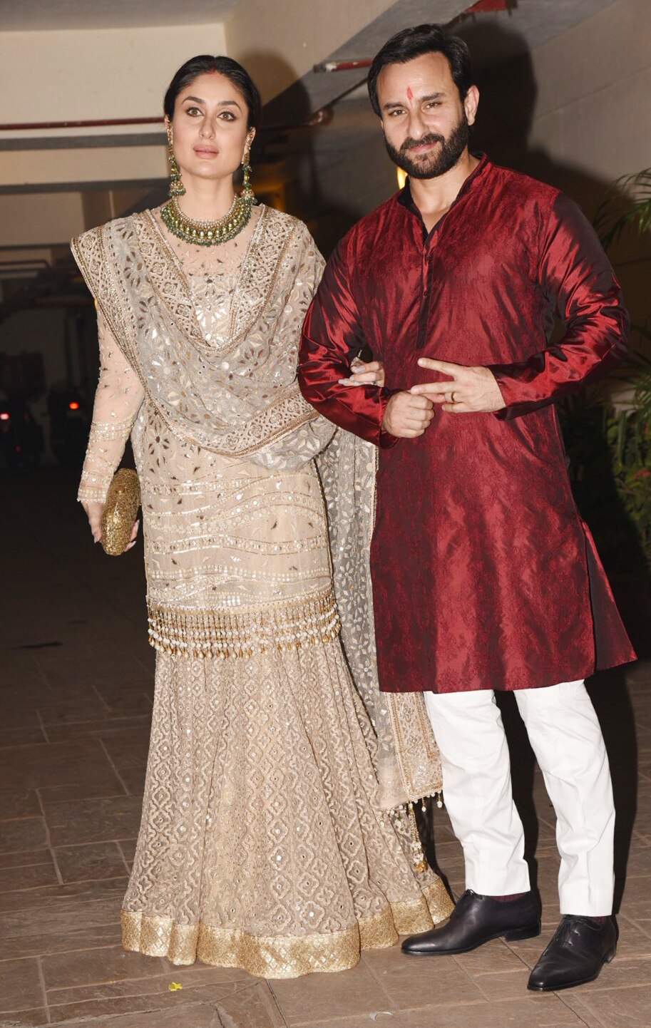 saif kareena at their residence in bandra on 19 10 17.pics yogen shah. (6)