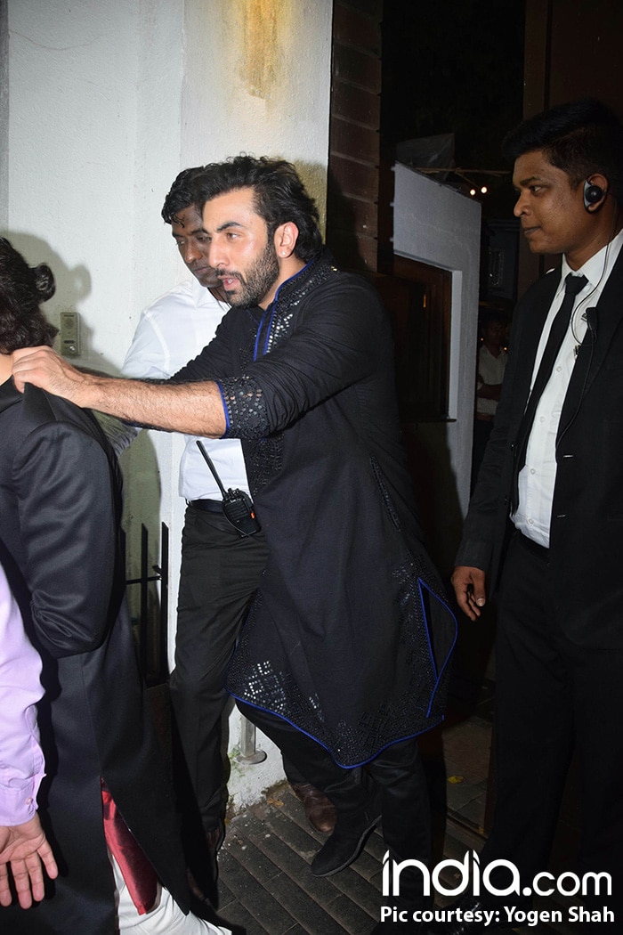 sanjay-dutt-,-alia,-varun-,-sidharth-,ranbir-,-kareena-and-saif-ali-khan--at-aamir-khan's-diwali-party-(17)