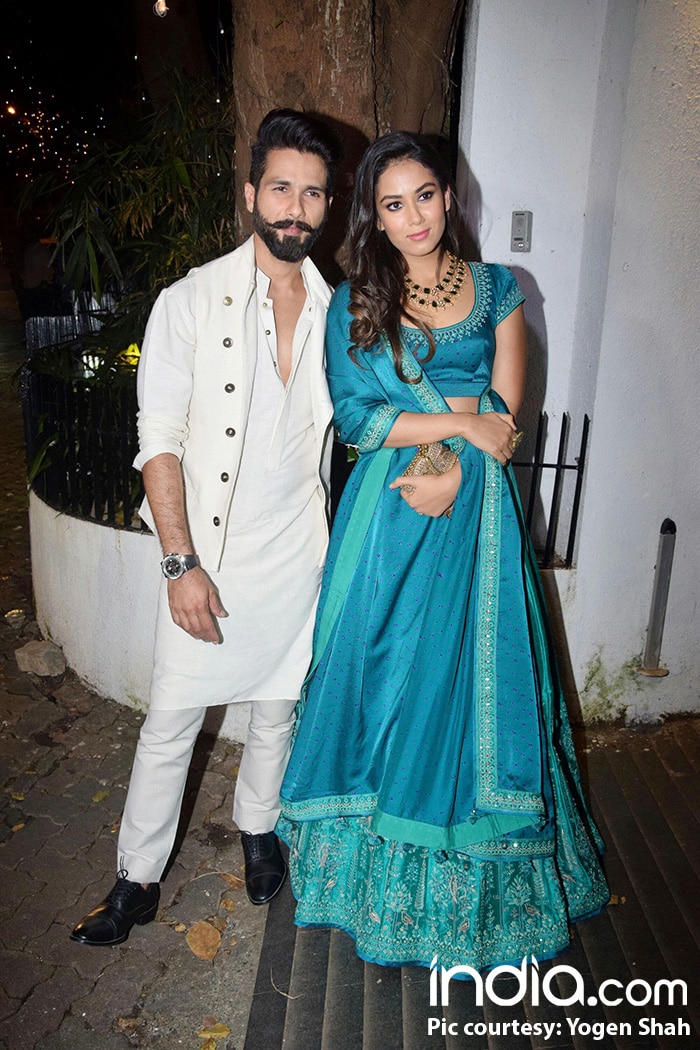 srk-with-gauri-,-deepika-,-vidya,kareena-and-saif-ali-khan-at-aamir-khan's-diwali-party-in-bandra-(23)