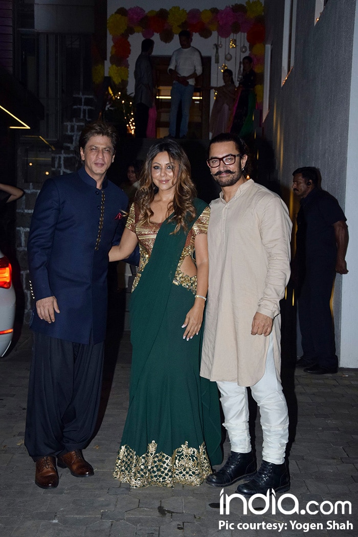 srk-with-gauri-,-deepika-,-vidya,kareena-and-saif-ali-khan-at-aamir-khan's-diwali-party-in-bandra-(33)