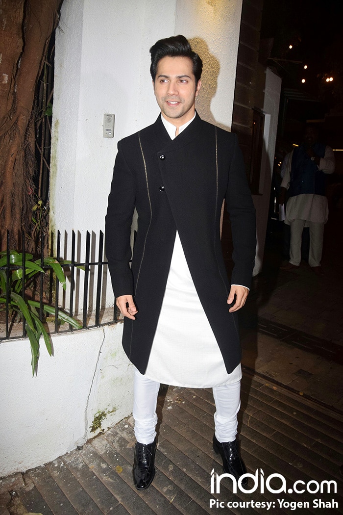 varun-,ranbir-kapoor-aditya-roy-kapur-,-kareena-,-dia-mirza-with-husband---at-aamir-khan's-diwali-p-(12)