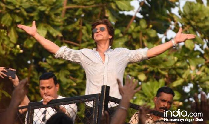 Shah Rukh Khan stops traffic outside Mannat, does his signature pose for  fans as they gear up for Pathaan's TV premiere
