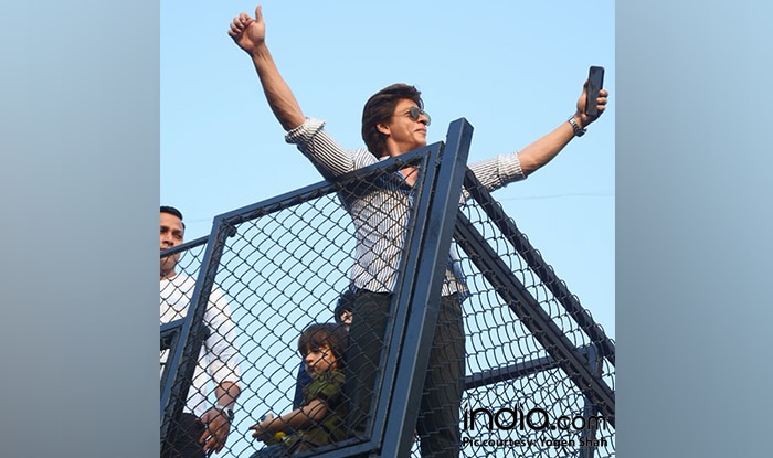 Eid-ul-Fitr 2023: Shah Rukh Khan wishes fans outside 'Mannat', strikes his signature  pose - The Economic Times